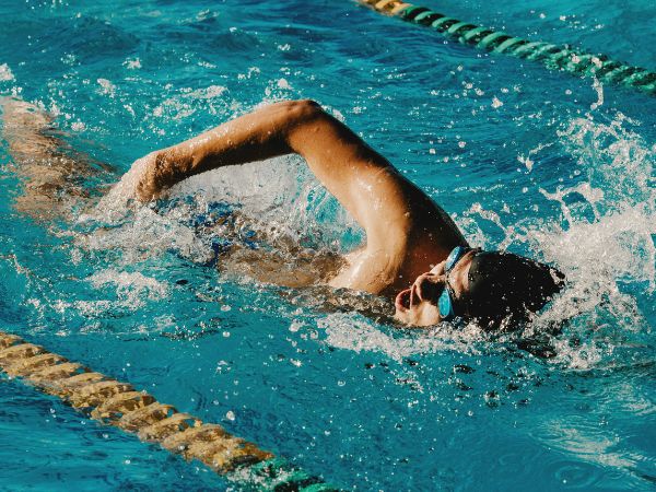 Porady dotyczące pływania: Jak być bezpiecznym, wygodnym i poprawić swoje doświadczenie w pływaniu